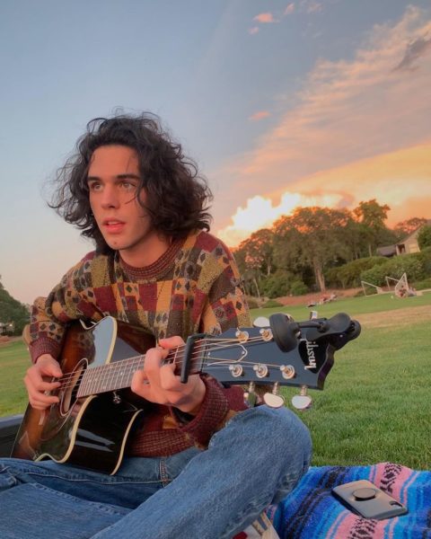 Stephen Sanchez with his guitar